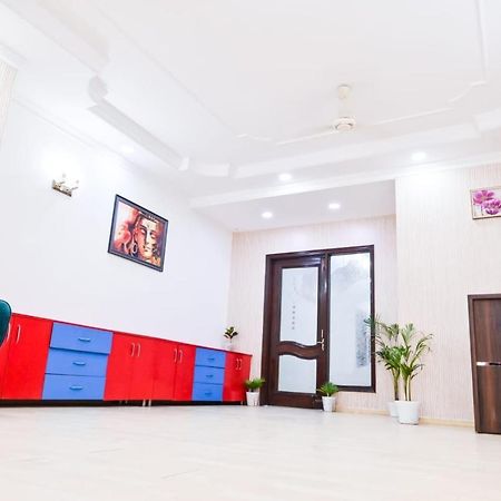 Hotel Wild Rose New Delhi Exterior photo