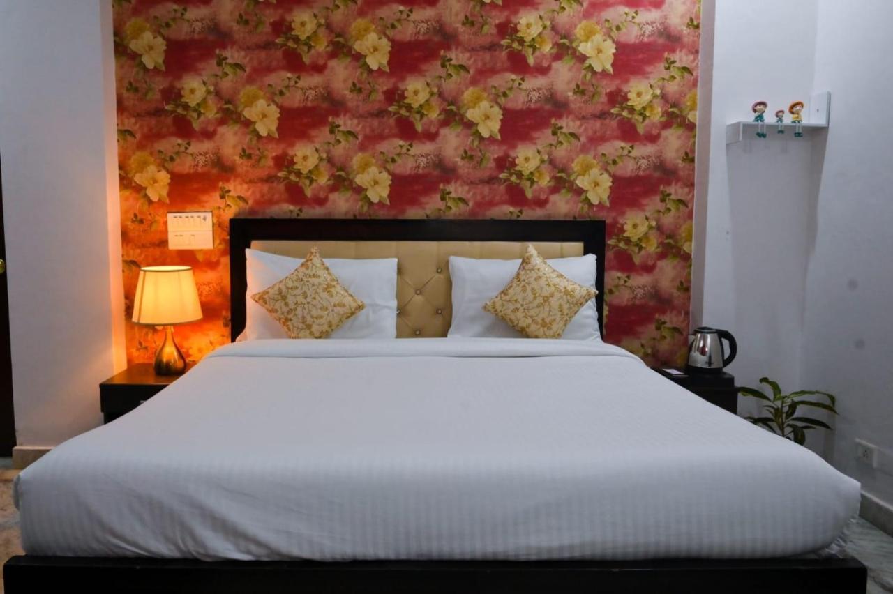 Hotel Wild Rose New Delhi Exterior photo